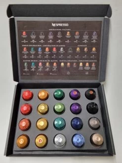 Koffie Proeverij Pakket Met 20 Stuks Verschillende Smaken En Mystery Card 'Enjoy The Sweet Moment' Met Persoonlijke (video) Boodschap | Verjaardag | Sinterklaas | Kerstpakket | Vaderdag | Moederdag | Jubileum | Valentijnsdag 14 Koffie Proeverij Pakket Met 20 Stuks Verschillende Smaken En Mystery Card 'Enjoy The Sweet Moment' Met Persoonlijke (video) Boodschap | Verjaardag | Sinterklaas | Kerstpakket | Vaderdag | Moederdag | Jubileum | Valentijnsdag -Koffieproducten 899x1200 1