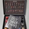 Koffie Proeverij Pakket Met 20 Stuks Verschillende Smaken En Mystery Card 'Enjoy The Sweet Moment' Met Persoonlijke (video) Boodschap | Verjaardag | Sinterklaas | Kerstpakket | Vaderdag | Moederdag | Jubileum | Valentijnsdag 2 Koffie Proeverij Pakket Met 20 Stuks Verschillende Smaken En Mystery Card 'Enjoy The Sweet Moment' Met Persoonlijke (video) Boodschap | Verjaardag | Sinterklaas | Kerstpakket | Vaderdag | Moederdag | Jubileum | Valentijnsdag -Koffieproducten 899x1200